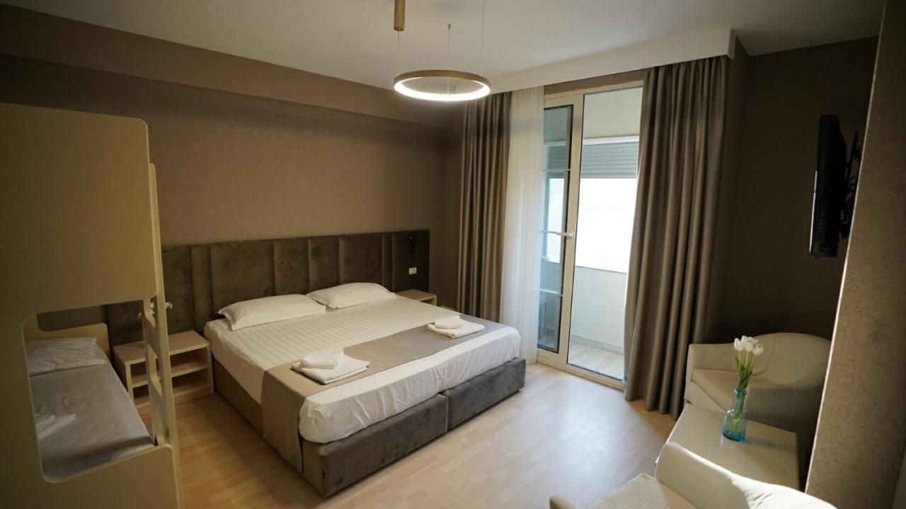 Hotel Majestic Драч Екстериор снимка
